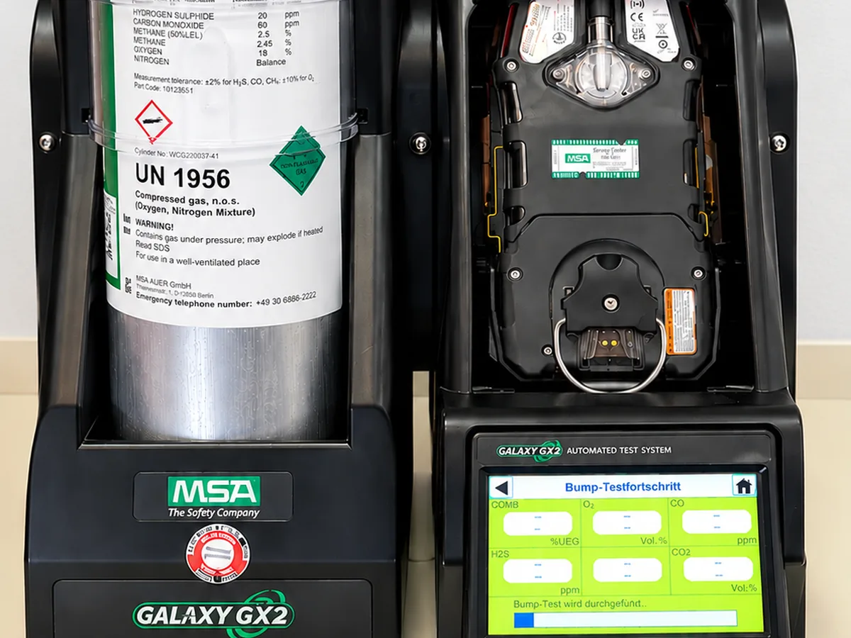 Gaswarngerät beim Bump-Test in einer Prüfstation