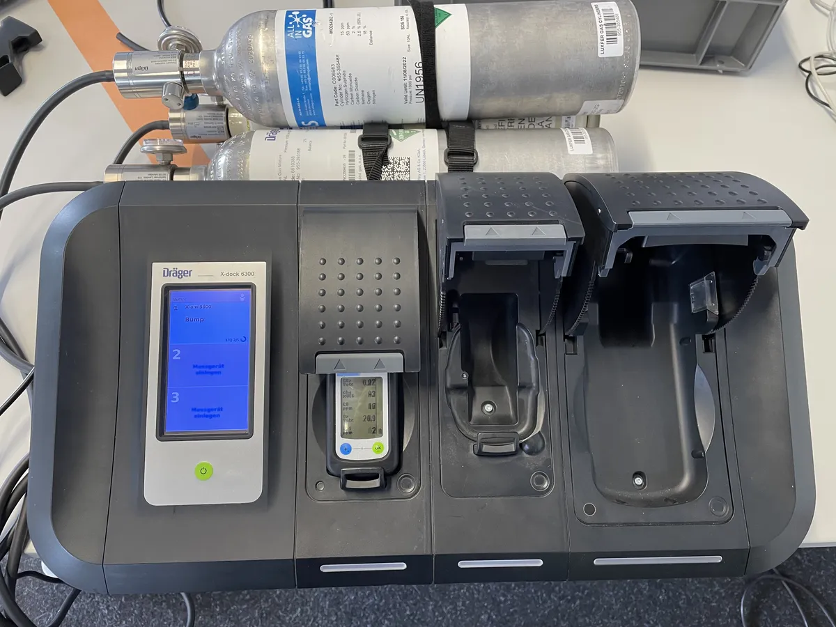 Prüfstation für Gaswarngeräte mit angeschlossenen Prüfgasflaschen