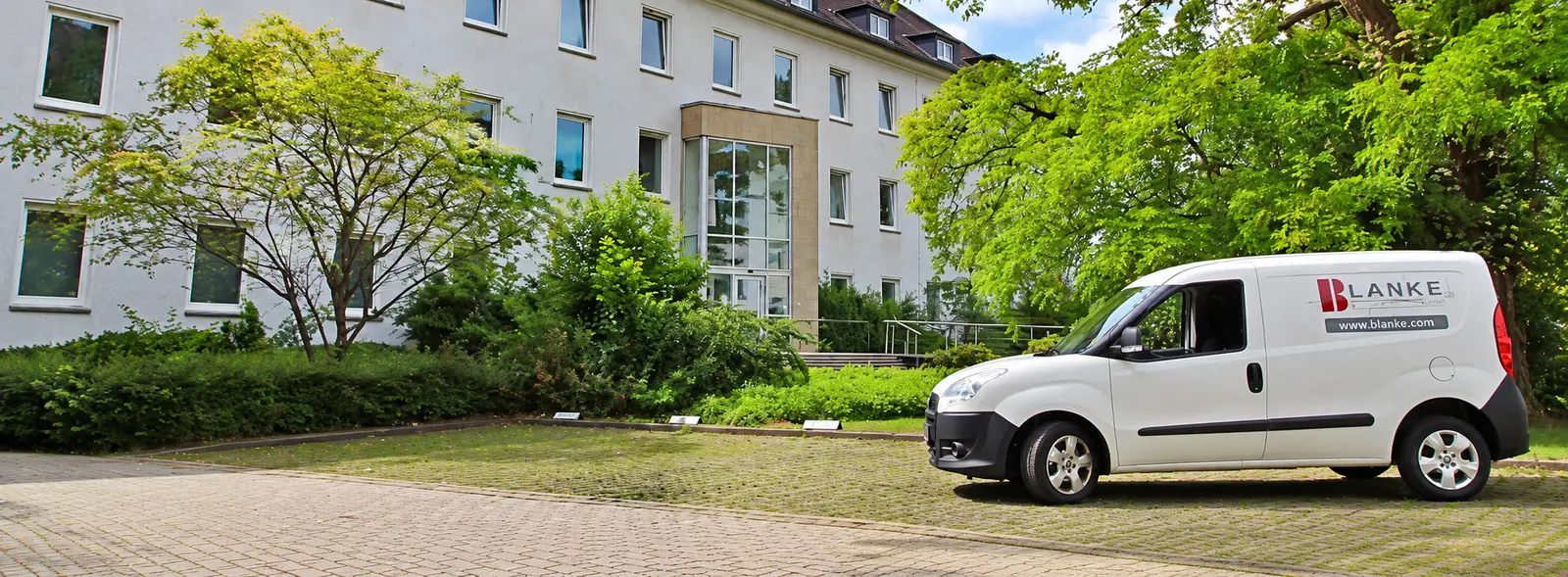 Gebäude des Schulungszentrums in Iserlohn mit Firmenfahrzeug der Blanke GmbH