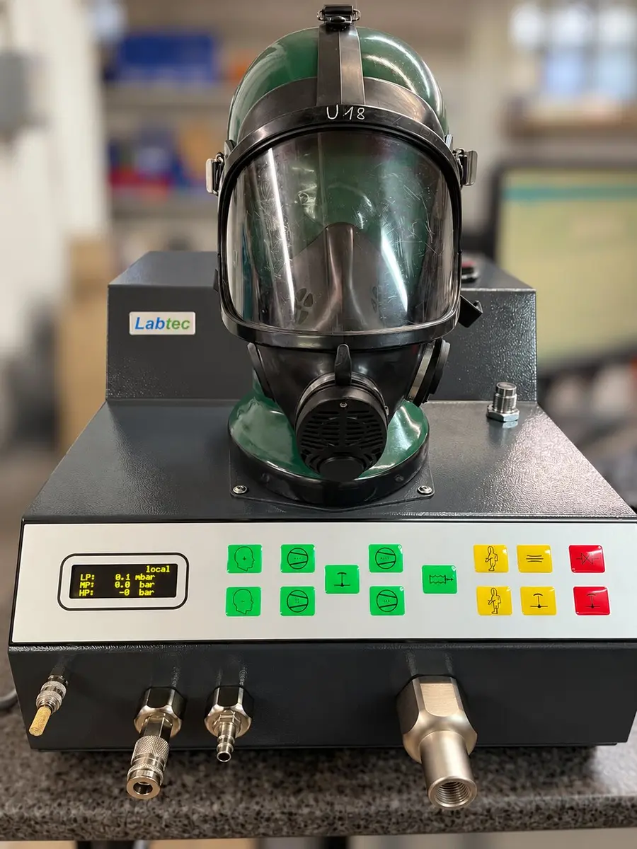Vollmaske auf dem Prüfkopf des Labtec-Prüfgeräts in der Atemschutzwerkstatt