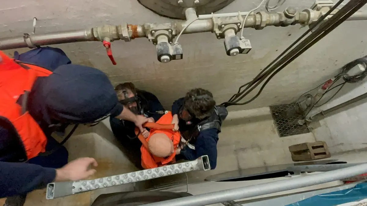 Geräteträger mit Pressluftatmer retten eine Übungspuppe in einem Pumpwerk